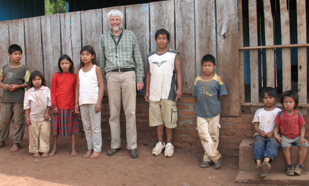 Herbert Hartmann mit Guarani-Kindern